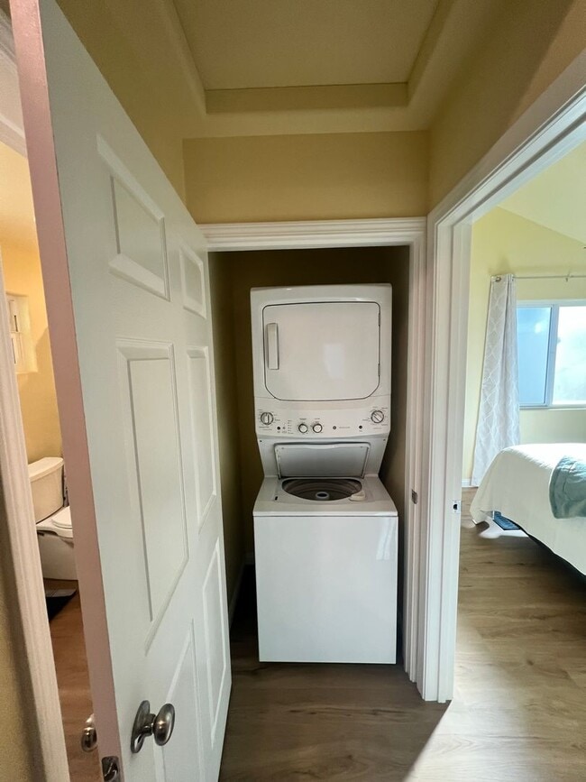 Building Photo - Ventura - Fully furnished one bedroom, one bath month to month rental!