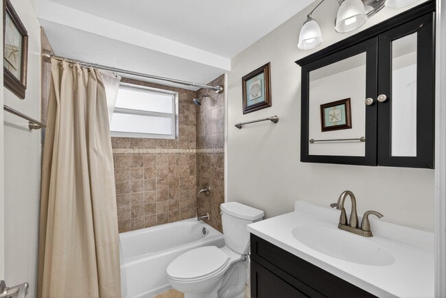 Building Photo - 3640 N Ocean Dr