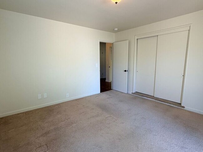 Building Photo - 3 Bed and 3 Bath Home Located Off of Forest Ave