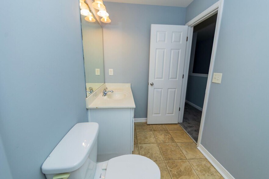 Building Photo - 5815 Weddington Dr