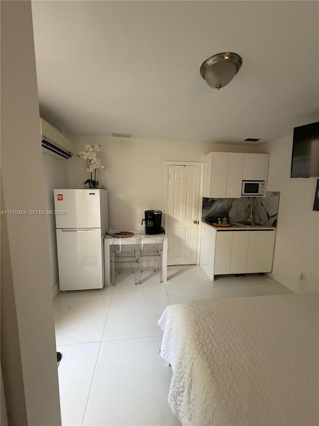 Building Photo - 45 SW 28th Rd