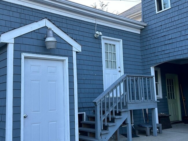 Building Photo - 569 Winthrop St