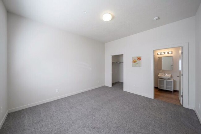 Building Photo - Secure + Trendy Salt Lake City Condo at a ...