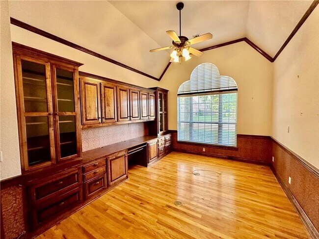 Building Photo - Prime Location 4 Bedroom 3 1/2 bath 2 garages!