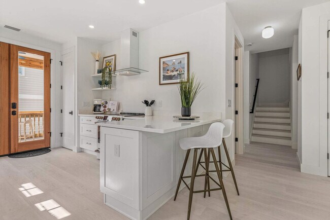 Building Photo - 28 W Castillo Dr