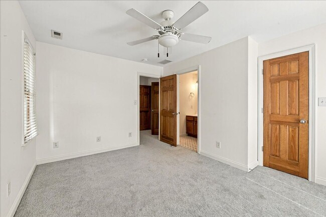 Building Photo - 470-472 S Pine St