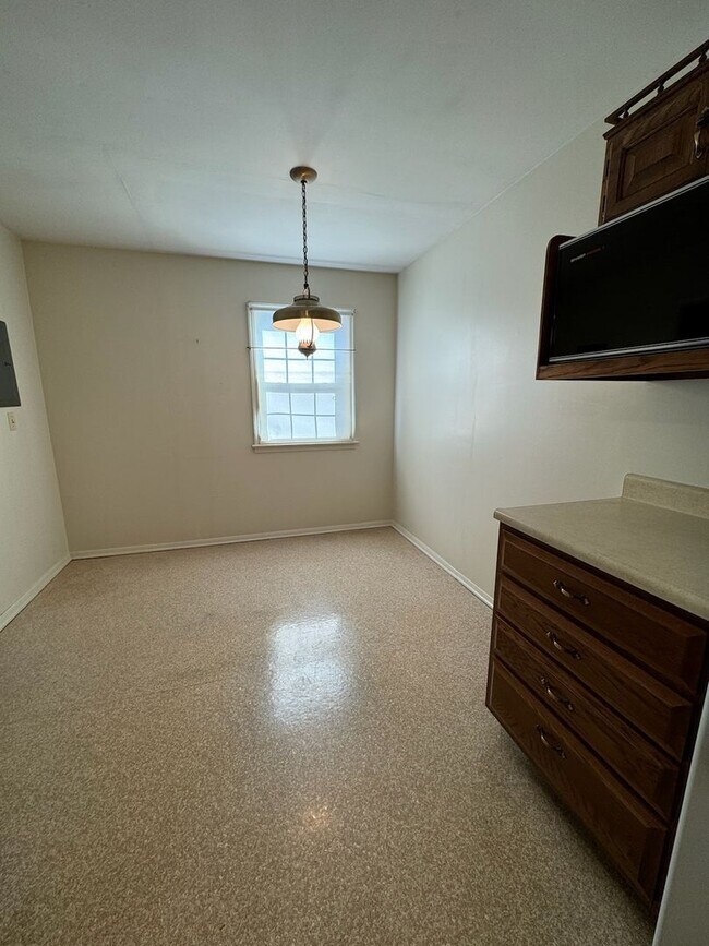 Building Photo - 2511 Meadow Dr