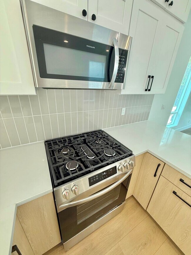 Building Photo - Spacious 3-Bedroom Townhome in the Heart of Greenwood