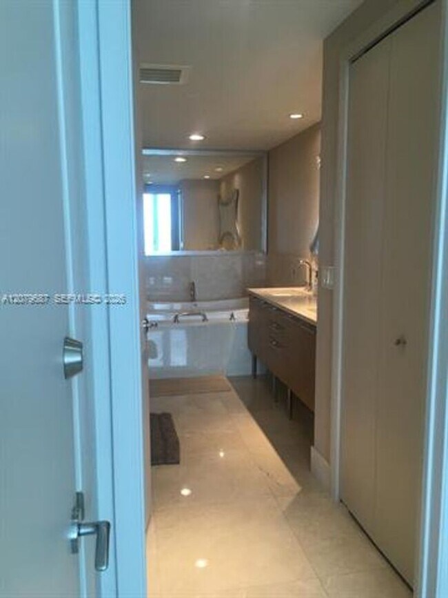 Building Photo - 17001 Collins Ave
