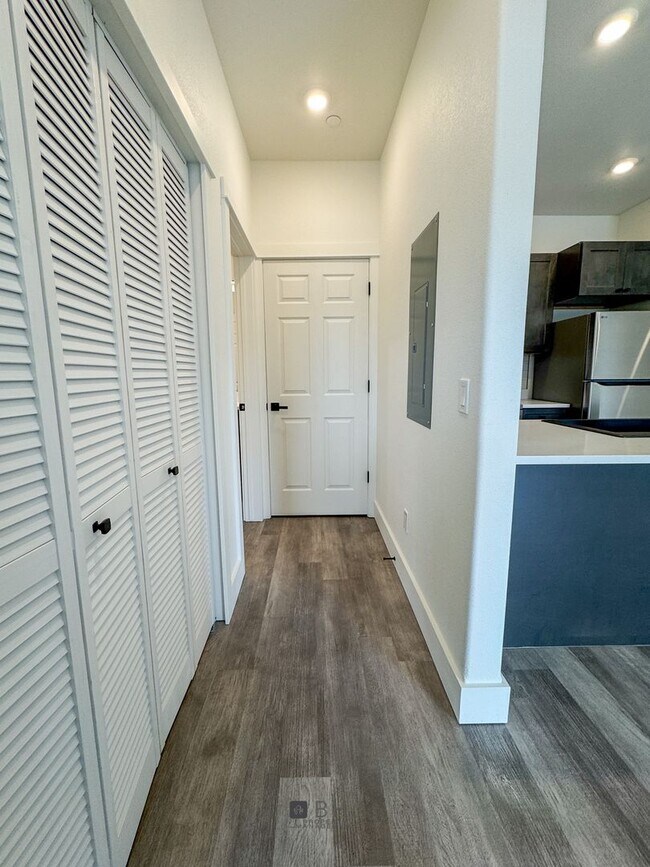 Building Photo - BRAND NEW Pet Friendly 1 bed/ 1 bath apart...