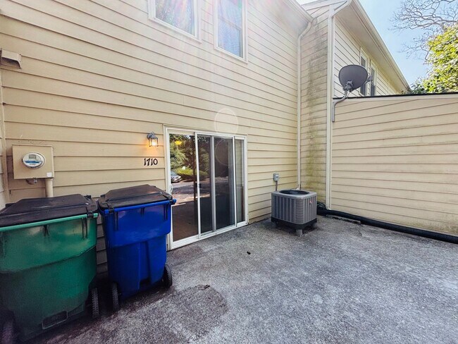 Building Photo - 1710 Emerald St