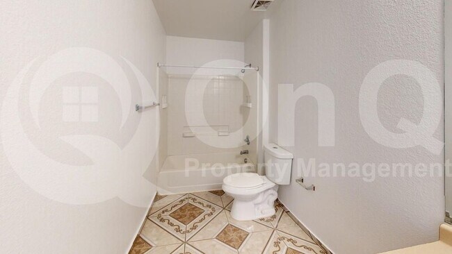 Building Photo - 4720 W Lindenthal Ln