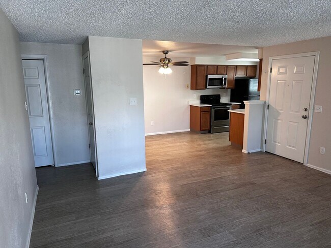 Building Photo - Spacious Updated Ranch Style Condo