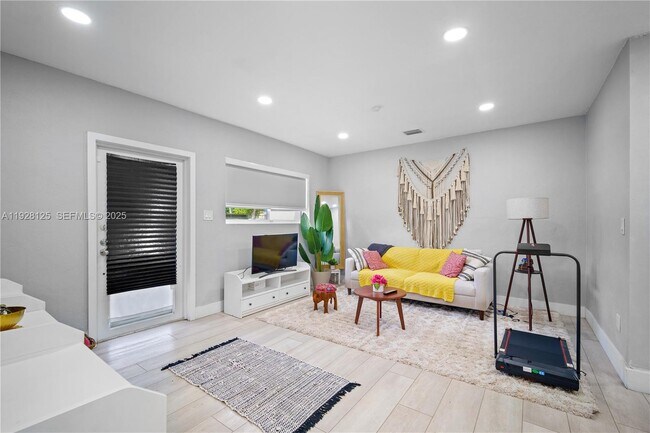 Building Photo - 16101 NE 11th Ave