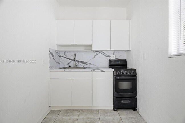 Building Photo - 465 NE 165th St