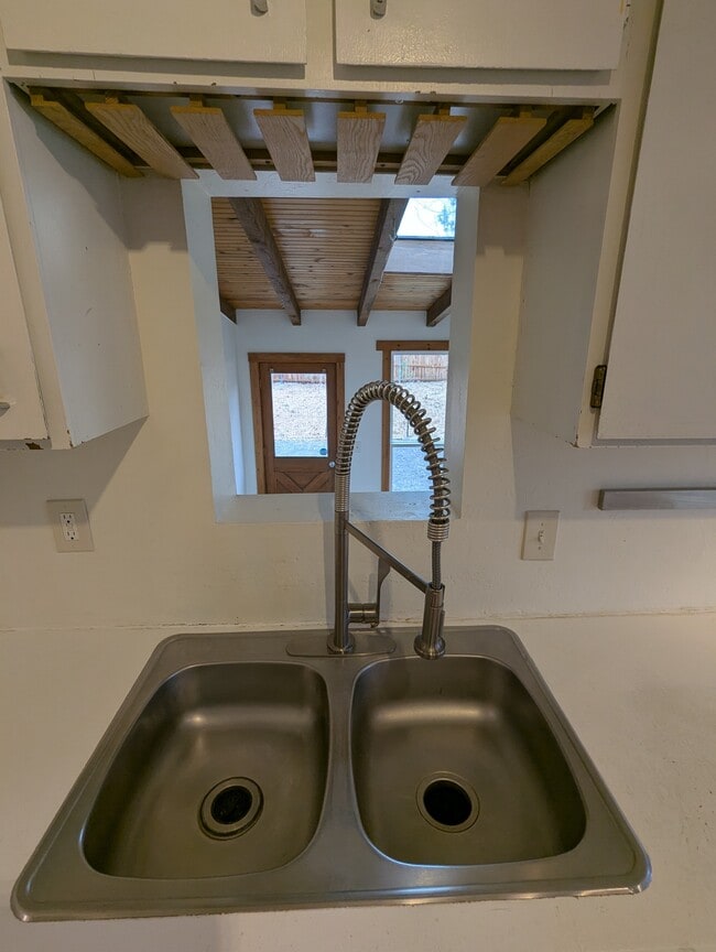 Building Photo - 455 NE Clay Ave