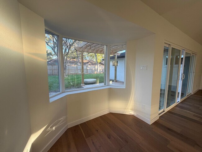 Building Photo - 2618 Pine Village Dr