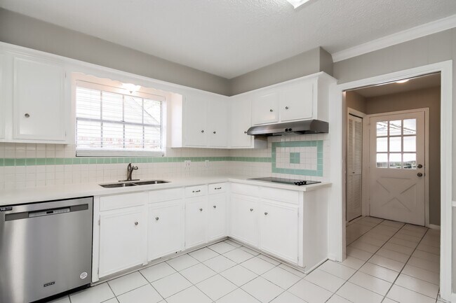 Building Photo - 1702 Corral Dr
