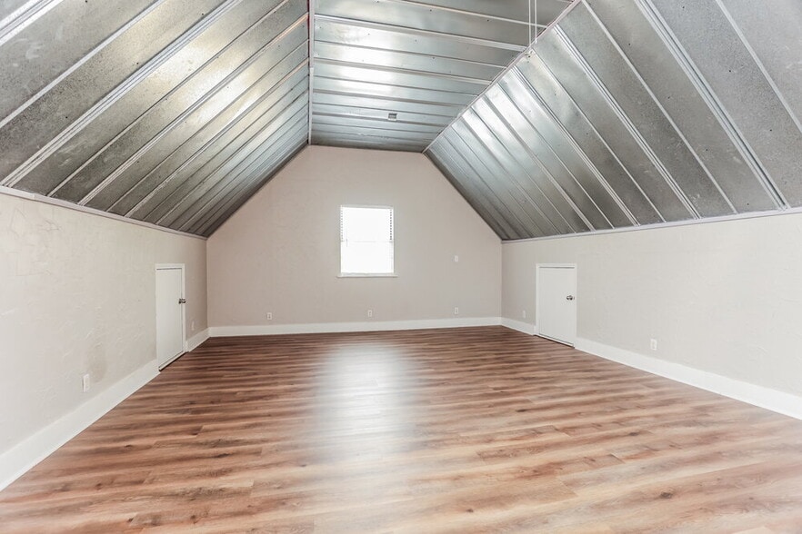 Building Photo - 642 Knollwood Dr