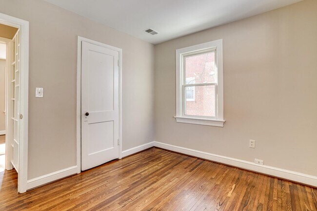 Building Photo - 530 E Alexandria Ave