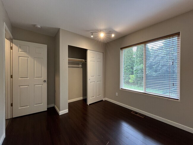 Building Photo - Beautiful 5BD/3BA Home with Soaking Tub, Island Kitchen & Attached 2-Car Garage