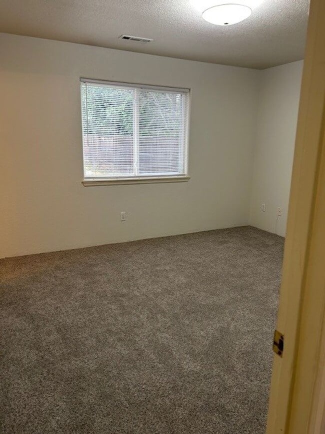 Building Photo - 3 Bedroom 2 Bath House