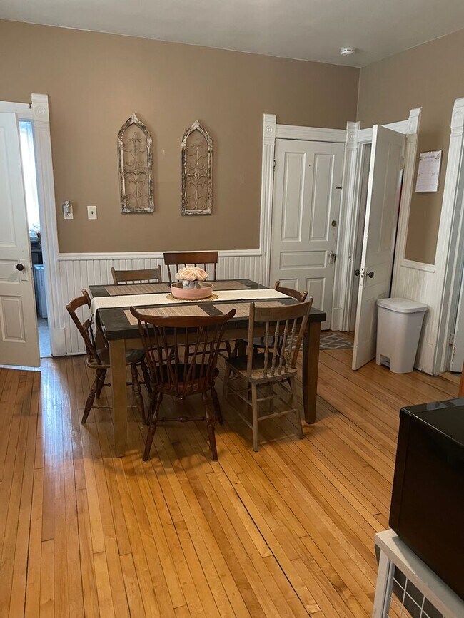 Building Photo - 2627 N Bartlett Ave