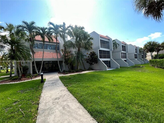 Building Photo - 230 Lakeview Dr