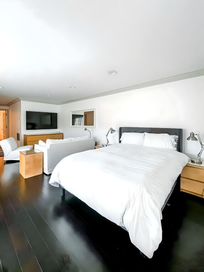 Building Photo - Unbelievable Furnished Studio Lease in WeH...