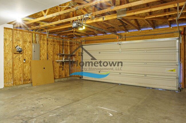 Building Photo - 5 Bedroom 3 Bathroom Home with Attached 2 ...