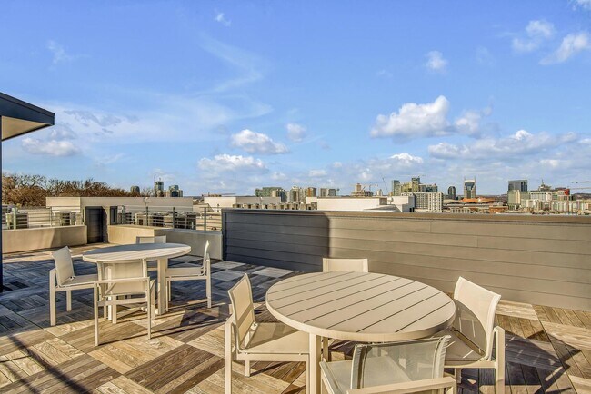 Building Photo - Stunning one bedroom unit in The Wedgewood section of town.