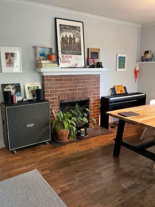 Building Photo - Charming 3 bedroom/ 2 bathroom Home Close to UGA and Hospitals!