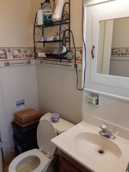 bathroom - 2110 Mississippi St