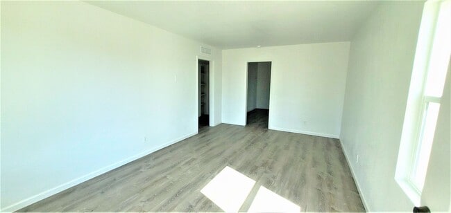 Building Photo - 4 bedrooms and 2 full baths.