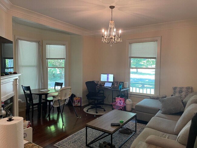 Building Photo - Lovely first floor 2 bedroom unit