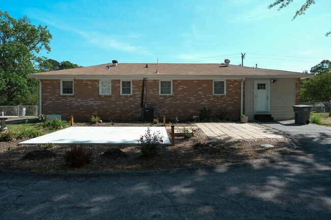 Building Photo - Charming 3/1.5 ranch style house!