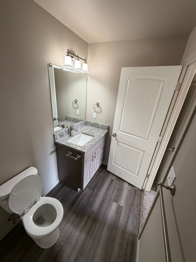 Building Photo - **MOVE IN SPECIAL!** 3 Bedroom Duplex Close to Shopping and Schools!