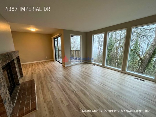 Building Photo - Spacious lower unit in refurbished duplex