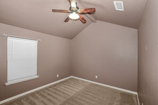 Building Photo - Stunning with 4 bedrooms in City View!
