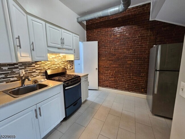 Building Photo - 302 Princeton Ave