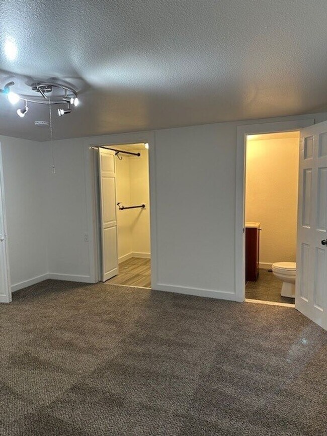 Building Photo - NEWLY REMODELED | East Anchorage | 3BR 1.5...