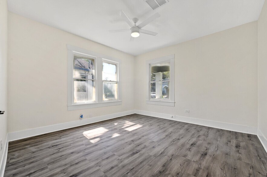 Building Photo - 610 W 35th St