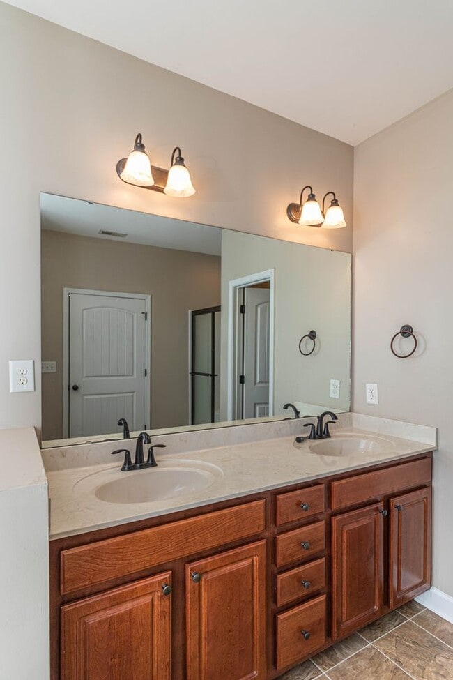 Building Photo - 210 Twilight Dr