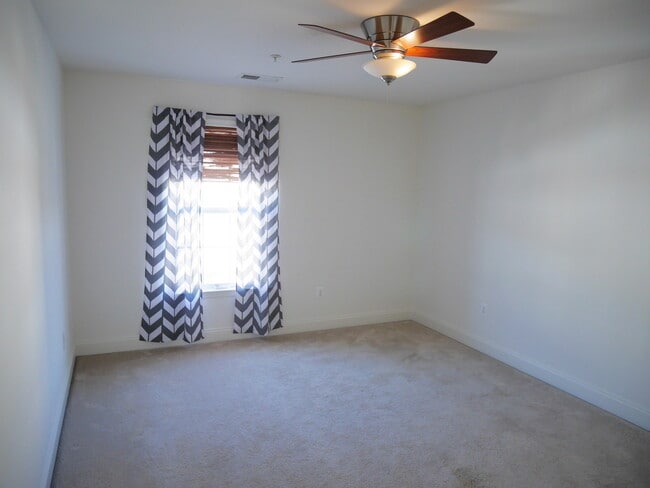 Building Photo - Gorgeous Townhome with 2 Car Garage locate...