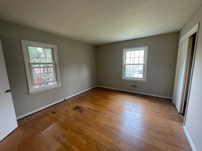 Building Photo - 3 Bedroom House on One Level