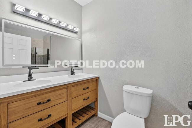 Building Photo - 2025 Caledonia St