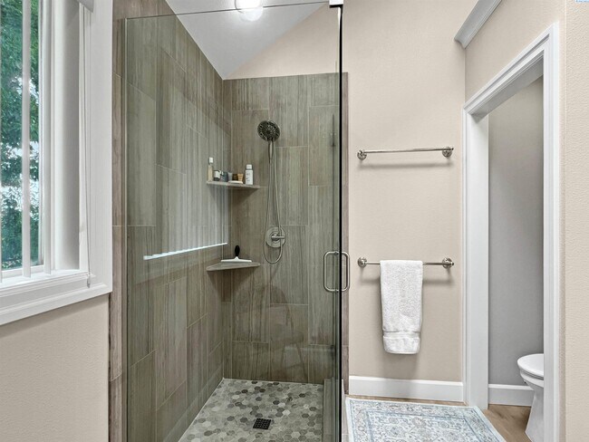 Building Photo - 4 Bedrooms Plus an Office Steps from the R...