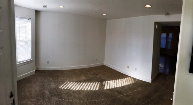 Building Photo - Spacious Townhome on Quiet Street