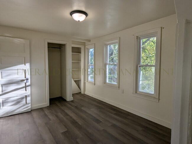 Building Photo - 1318 N Burbank Ave