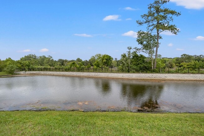 Building Photo - Stunning single-family 4bed/2.5 bath home